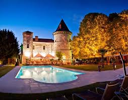 En été comme en hiver, le domaine de maizerets est l'écrin parfait pour unir la destinée de ceux qui s'aiment. Chateaux Pour Mariage Isere 38