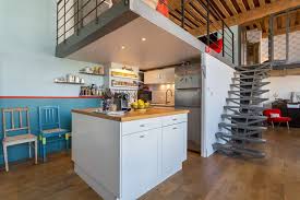La Cuisine Avec Un Ilot Central Sous La Mezzanine Un Canut Mix Match Dans Un Esprit Loft Atelier C Www Lalaklak Com C P Appartement Appartement Canut Maison