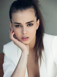 Redlight streette calisirsan kesin haberim olsun. Elif Aksu Famousfix