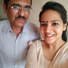 Ayesha Kaduskar Height Weight Age Boyfriend Family Biography More Starsunfolded Watch the video, to see what's on ayesha's phone. ayesha kaduskar height weight age
