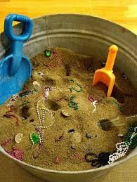 Versteckter Schatz Mit Den Kindern Spielen Einfach Einen Eimer Mit Sand Fullen Ein Paar Kleinen Schatze E Diy For Kids Fun Activities For Kids Crafts For Kids