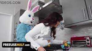 زوجة الأب الصغيرة وأختها غير الشقيقة كلوي روز تمارسان الجنس في الهواء الطلق  مع أرنب عيد الفصح - TUBEV.SEX