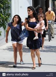 Die schauspielerin war an corona erkrankt. Salma Hayek Tun Shoppen In Beverly Hills Mit Ihrer Tochter Valentina Paloma Pinault Los Angeles Kalifornien 31 07 08 Stockfotografie Alamy