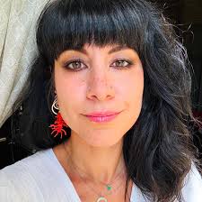 Breve storia del #rossettorosso #cosmesi #pilloledicosmesi #scienza  #rossetto #chimica #losapeviche #cosmetici