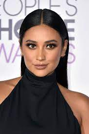 From Salt Kinks To Low Knots The Effortless Winter Hairstyles That Are Trending Rn Slick Straight Hair Slick Hairstyles Middle Hair