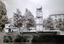 Berlin Spandau In Den 50ern Der Bus Faehrt Gerade In Der Pichelsdorfer Strasse Die Verkehrssaeule Wurde 193 Historische Fotos Berlin Spandau Historische Bilder