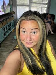 Who can help with hair color correction in Florida?