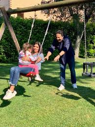 Jun 26, 2021 · flora canto è una nota attrice e conduttrice, conosciuta al grande pubblico anche per essere la moglie di enrico brignano del quale è follemente innamorata e con il quale ha deciso di condividere la sua vita. Flora Canto Enrico Brignano E La Figlia Martina In Quarantena Foto Esclusive Gossip