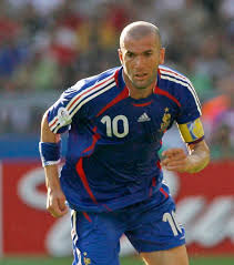 O capitão fabio cannavaro levanta a taça da copa do mundo (imagem: Descubra O Melhor Onze De Todos Os Tempos Com Pele Maradona Zidane E Messi