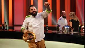 Echipele finaliștilor pregătesc felul principal pentru jurați. SiglÄƒ Occidental ExcitaÅ£ie Cine Este Castigatorul Chefi La Cutite Mariacastrojato Com