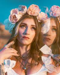 Sun is up and I'm guarded by stone giants. Night 1 of 2 in Denver with  @zachlanebryan I think I've caught that Rocky Mountain high  already👆🏽🌞🏔️ Awwwooooooooo ((((🐺 Photo @mamahotdog Wardrobe @selkie @