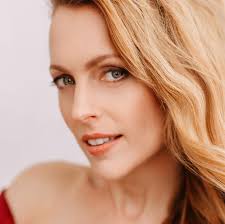 Wochenende und Zeit, die Seele mit Schönem und Freude anzufüllen ❤️ .  Fotos: @annawild_photography Makeup und Haare:  @jekaterina_hairstylist_munich Redaktion: @daniela_schwan  @thomas.und.thomas #nataliealison @screenactors.at #actress #schauspielerin  ...