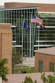 Freshman Square At Phoenix College With The Dalby Building In The Background Phoenix College College Campus Campus