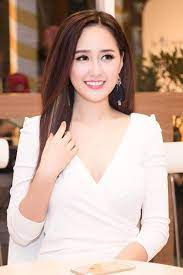 Xung quanh anh ấy luôn có nhiều cô vây quanh. 30 Tuá»•i Hoa Háº­u Mai PhÆ°Æ¡ng Thuy Giau Co Cá»¡ Nao Trong Showbiz Viá»‡t