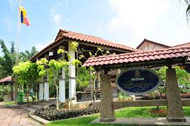 Di sini kita dapat mengenal sejarah,seni kraft,teknologi,kebudayaan, alatan muzik,tarian ,pakaian tradisional,alatan permainan dan alatan dapur semasa kegemilangan masyarakat melayu. Muzium Etnologi Dunia Melayu Home Facebook
