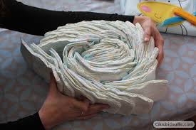 Alors il suffit d'utiliser un grand élastique pour chaque niveau pour tenir les couches disposées tout autour du tube de carton. Comment Faire Un Velo En Couches Ciloubidouille