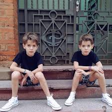 A Imagem Pode Conter 2 Pessoas Pessoas Sentadas E Sapatos Cute Little Boys Kids Boys Boys