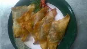 Resep pangsit goreng ayam cincang 250 gram tapioka/ maizena 2 sdm telor 1 butir bawang putih 2 siung daun bawang 1. Resep Pangsit Kukus Isi Aci Goreng Dengan Minyak Terendam Hingga Molka Red