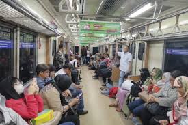 Check spelling or type a new query. Tidur Terlalu Pulas Di Kereta Warganet Ini Alami Kisah Unik Kabar24 Bisnis Com