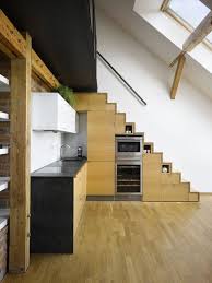 Loin de cacher les accessoires, ces étagères les mettent en valeur tout en. Cuisine Sous Escalier Idees Amenagement Cote Maison