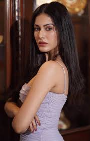 She made her bollywood debut with issaq, opposite prateik babbar. Amyra Dastur 9gag