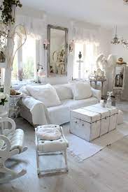 Il Baule In Stile Shabby Chic Che Sostituisce Il Classico Tavolino Da Salone Il Blog Italian Stile Shabby Chic Interni Shabby Chic Arredamento Salotto Shabby