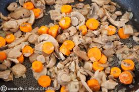 Serveste ghiveciul de legume decorat cu patrunjel proaspat. Ghiveci De Legume Cu Ciuperci Diva In Bucatarie