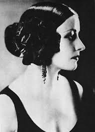 ♒️ As a young woman Marion Dorn grew up in California, and studied graphic  design at Stanford University with ambitions to create advertising posters.  As a fine arts major she liked art