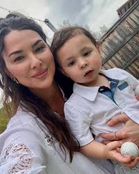 happy Easter, love the fam. xx 😍