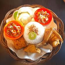 Nasi, ayam bumbu kremes, sambal, lalab. Ayam Goreng Indonesian Fried Chicken Rice Stock Image Image Of Dinner Gizzard 152796631