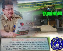 Sekolah menengah kebangsaan kota kemuning (daha önce sekolah menengah kebangsaan bukit kemuning olarak biliniyordu ) 7 ocak 2002'de yeni okul i̇nşaatı. Smk Kota Kemuning Logo