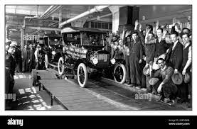 Archiv Ford 10 Millionste Modell T Und Produktionslinie Arbeiter Ford  Company Modell T Motorwagen Montagelinie Die Schaffung Der Beweglichen  Montagelinie Von Henry Ford In Seinem Highland Park Werk, Eingeführt Am 1.  Dezember