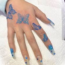 A pesar de todos los artículos que hemos dedicado a hablar sobre las peculiaridades y cosas a tener en cuenta a la hora de decantarse por los tatuajes en las manos, lo cierto es que los tattoos de mariposas son una opción muy interesante si estamos barajando tatuarnos las manos. Pin On Tatuajes Bonitos Para Mujer En El Brazo