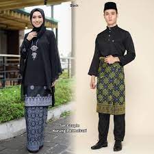 Ketika mayat diusung dengan menggunakan lori khas, beberapa kertas yang disalut logam akan dicampak sepanjang sepanjang perjalanan. Kurung Queen Baju Kurung Chiffon Batik