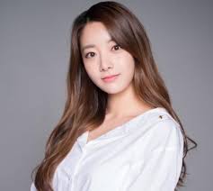 소속사 자체 뿐 아니라 같은 소속사의 선배그룹 에이젝스, 소속사 직원, 헤어. Jue46mopmolppm