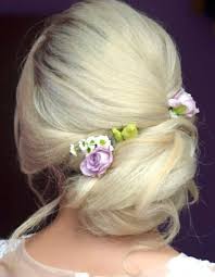 Svatební účesy se vytváří přesně dle stylu a barvy šatů, které má nevěsta na sobě. Uces Na Ples I Na Svatbu Jana Dufkova Vizazistka Praha