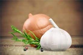 Place 2 garlic cloves in the main cavity along with 1 of the lemon halves and a sprig of rosemary. How To Cut A Garlic Clove Crosswise The Kitchen Advisor