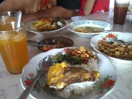 Warung sate lego ponorogo tempat yang nyaman untuk santai keluarga, sate ayam ngepos,harga sate ponorogo, resep sate ponorogo asli, sate ponorogo di ponorogo, resep sate ponorogo, sate. Ayam Goreng Mbok Mi Ponorogo Damarojat Blog Lifestyle Perempuan Dan Keluarga Indonesia