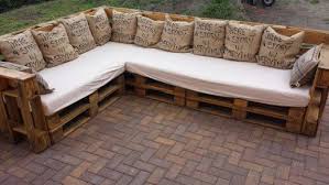 Palettenmöbel möbel aus europaletten diy ideen & anleitungen selber bauen europaletten palettenmöbel kaufen saris garage. Paletten Lounge Alte Matratzen Und Kissen Alte Matratze Wohnung Balkon Dekoration Paletten Lounge