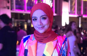 Pelakon mira filzah mendedahkan dihubungi penyanyi rap, caprice bagi tujuan penampilan istimewa dalam muzik video (mv) baby sayang. Mira Filzah Trauma Penembak Sebut Baby Sayang