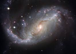 Una galaxia espiral barrada es aquella con una banda central de estrellas brillantes que abarca de un lado a otro de la galaxia. La Galaxia Espiral Barrada Ngc 1672 Desde Hubble Astronomia Iniciacion Com