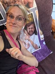 THIS LITTLE GUY HAS A BROKE LEG.HE NEEDS A HOME