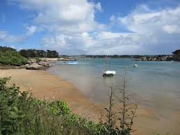Vue sur la baie de Sainte Anne à marée basse depuis la plage. Au lointain  le Château de Costaérès et le phare Men Ru. La baie de Sainte Anne lieu de  repos