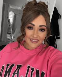 Looking for somebody who can do this makeup