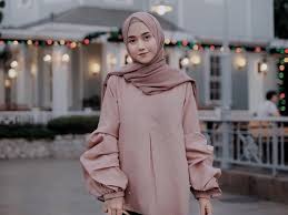 Artinya, baju warna hitam bisa cocok dikenakan oleh siapa saja, baik pria maupun wanita. Blouse Lengan Balon Lagi Tren Ini Aturan Pakainya Agar Tak Tampak Gemuk
