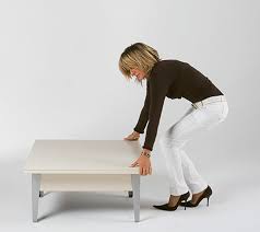 Mesa de centro convertible en comedor de 2 o 4 comensales (el tablero se despliega en 2 partes según se necesite). Easy Mesa De Centro Convertible En Una De Comedor