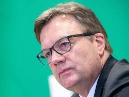 Before becoming governor, platter served as interior minister1 and as minister of defence2 in the cabinets of gusenbauer and schüssel. Gunther Platter Der Tiroler Landeshauptmann Wird 65 Sn At