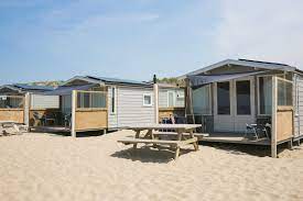 Strandreservaat noordvoort, een fluisterstil stukje strand tussen zandvoort en noordwijk tussen palen 70 en 73.een uniek rustgebied op het strand waar bezoekers worden verleid een 3 km lang struinpad over de zeereep te volgen door de duinen met drie prachtige uitzichtpunten. Bilder Strandhuisjes Noordwijk