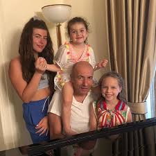 Игорь крутой нечасто видится с первенцем, поэтому многие поклонники даже не знали, что у него есть сын. Igor Krutoj Rasskazal Chto Doch I Vnuchki Pomogayut Emu Sochinyat Novye Pesni Vokrug Tv