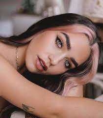 The 90s Rogue Streak Is The Most Effortless Way To Highlight Your Hair For A Statement Look Fashionisers C Hair Color Streaks Pink Hair Streaks Underlights Hair